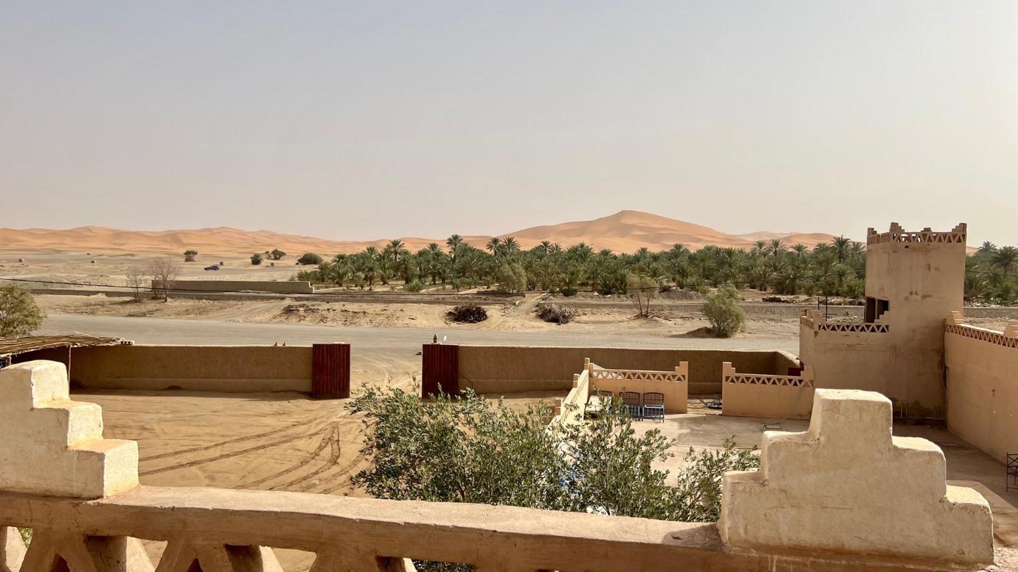 Hotel Riad Oasis Merzouga Bagian luar foto