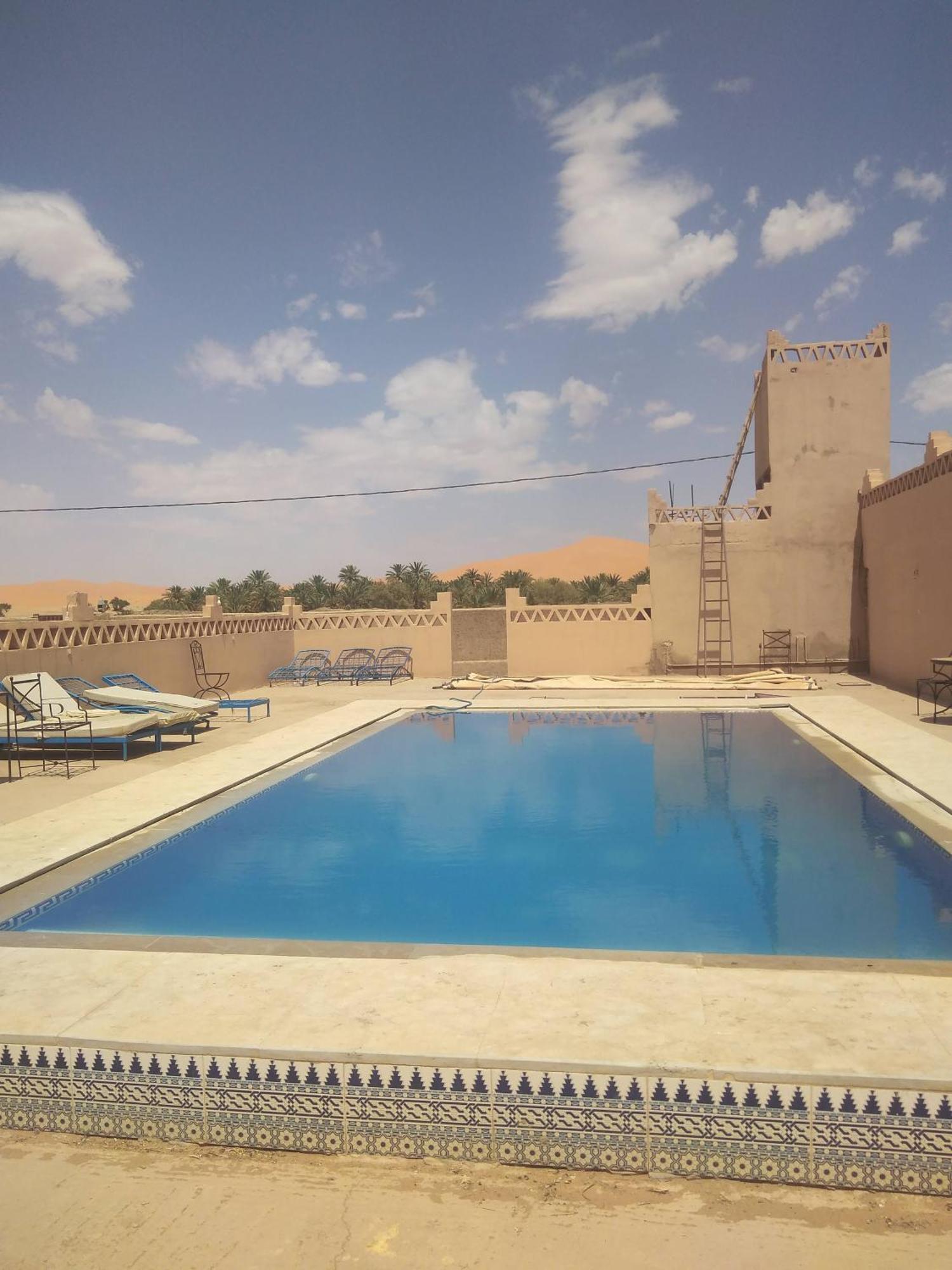 Hotel Riad Oasis Merzouga Bagian luar foto